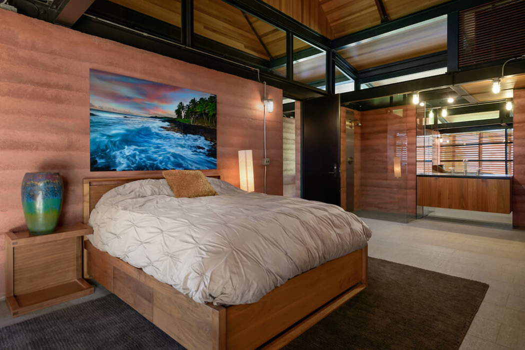 Une des chambres d’amis accueillante avec sa salle de douche Chambre d'amis en bois exotique