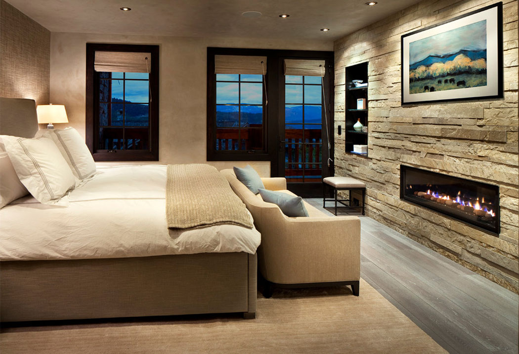 Suite des parents avec la cheminée pour des vacances en montagne très réussies suite chambre principale belle demeure montagne