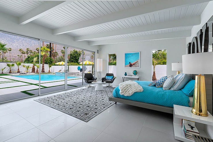 Une des chambres à coucher de cette belle demeure de luxe vue sur piscine chambre parentale