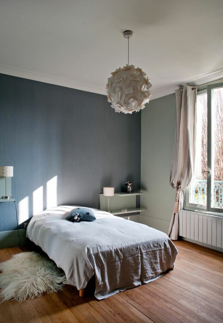 Chambre meublée d’une manière minimaliste et simple maison ancienne renovée