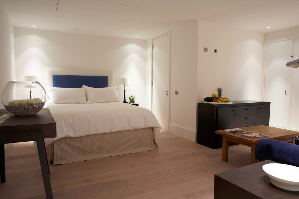L’une des six chambres à coucher avec leurs salles de bains privatives de cette magnifique villa de rêve ameublement simple et élégant chambre villa à louer luxueuse