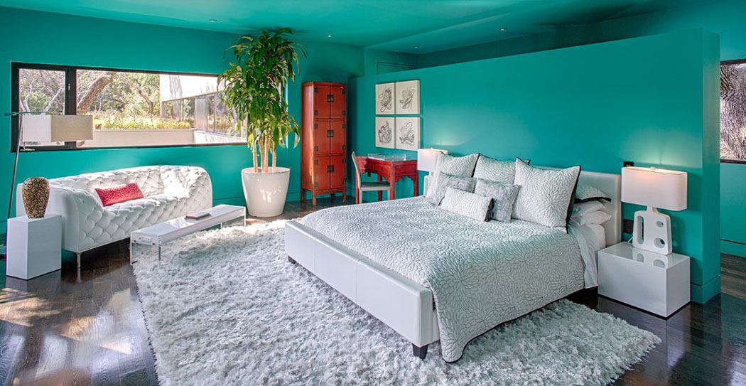 La chambre des parents et la luminosité caractéristique de cette maison rénovée décoration chambre principale maison rénovée