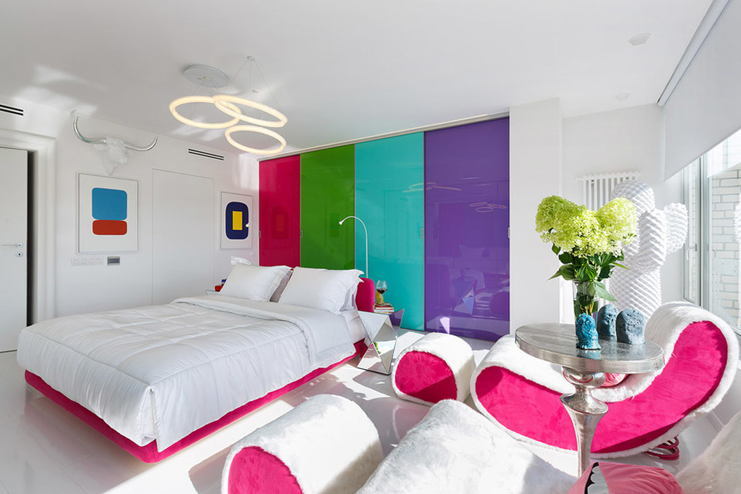 Design et mobilier en blanc relevé par des teintes fortes pour un contraste de taille Chambre parents déco couleurs originales