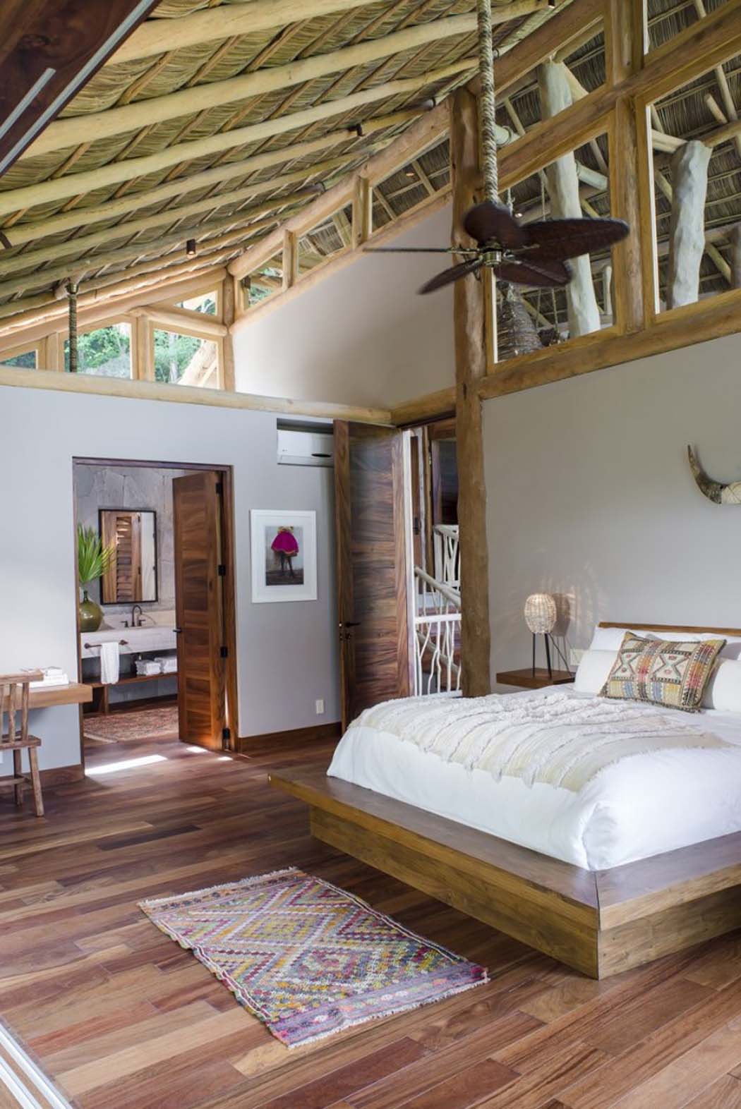 chambre sous toit maison exotique en bois
