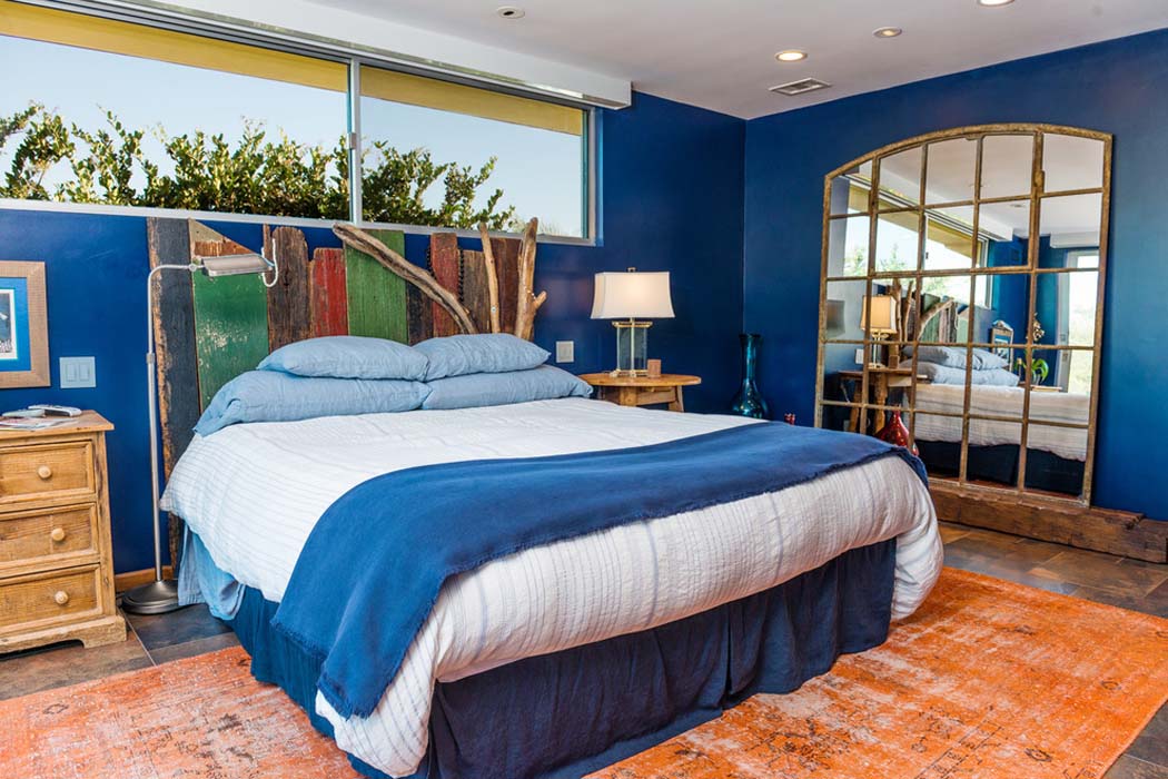 Une des chambres à coucher de cette maison secondaire à l’intérieur inspiré par la mer double lit chambre rustique déco éclectique