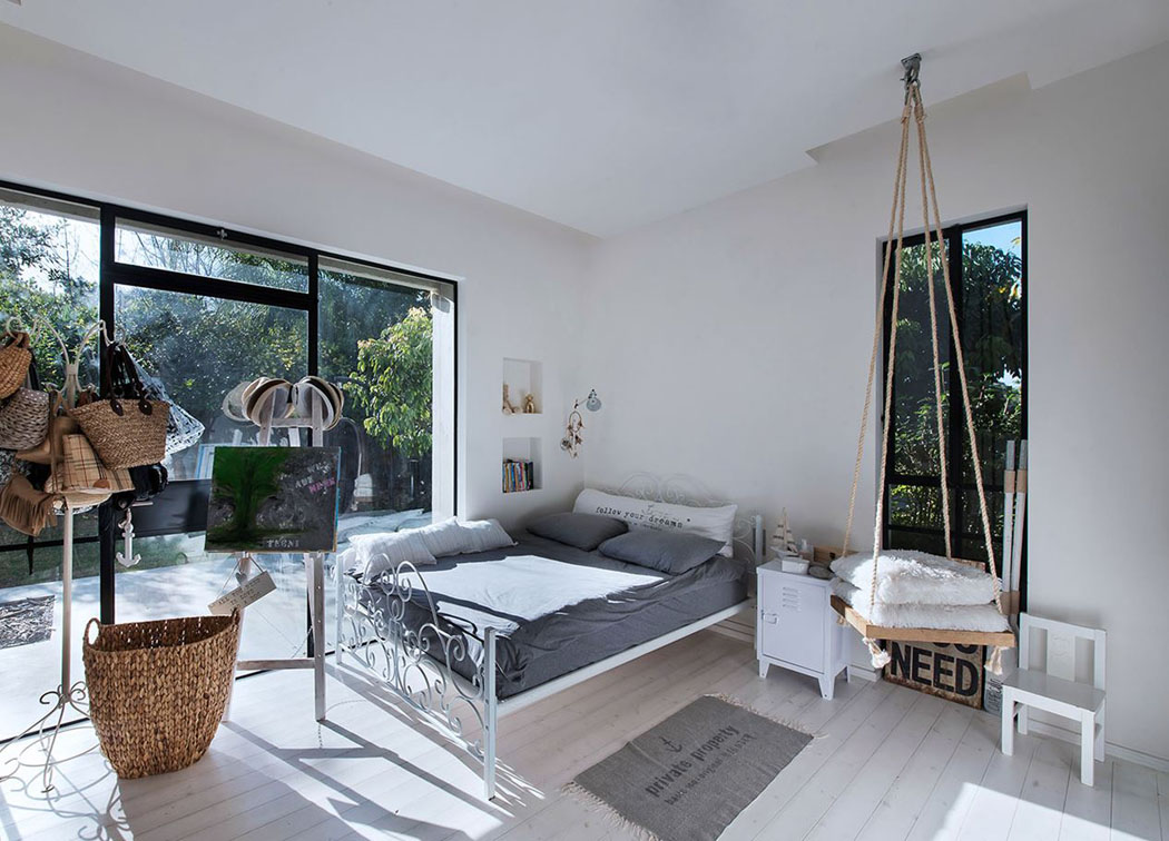 La seconde chambre d’enfant aux grandes fenêtres et porte-fenêtre avec un accès au jardin design déco chambre ado maison de luxe