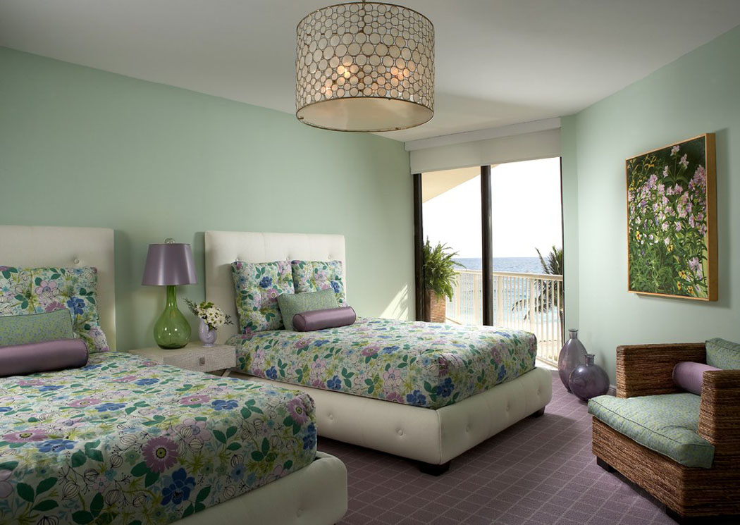 Chambre d’amis ou chambre d’enfants avec des lits séparés dans des couleurs pastel chambre d'amis aux lits séparés