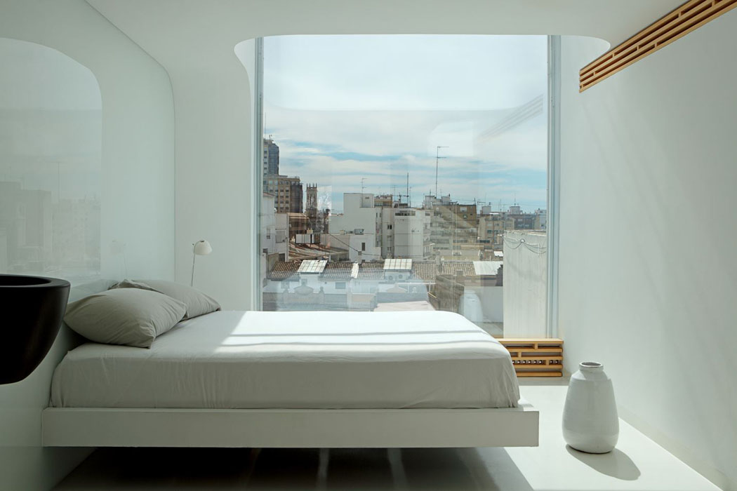 La seule chambre à coucher de cet appartement moderne situé en plein centre-ville aménagement chambre déco design minimaliste