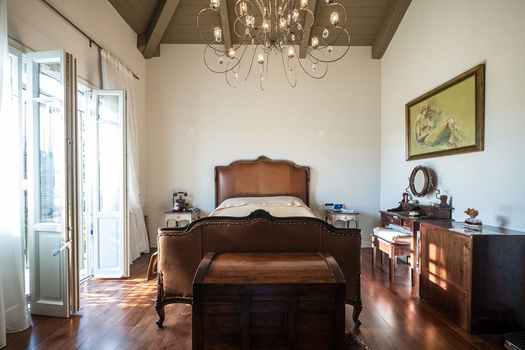 La chambre des propriétaires meublée dans un style rétro rappelant le début du siècle dernier mobilier très rétro chambre belle demeure rustique