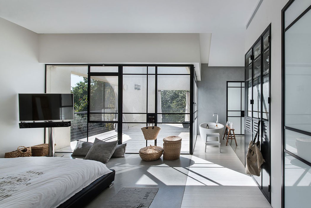 Au dernier étage du « cube »privé se trouve la suite des parents avec un grand balcon chambre suite parentale chic et élégante