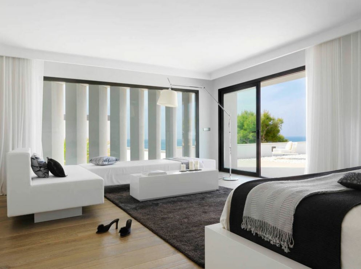 Spacieuse chambre en noir et blanc avec vue sur l’eau suite lit double en noir et blanc luxe villa de vacances