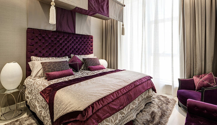 Chambre à coucher aux coussins en velours chambre à la déco orientale