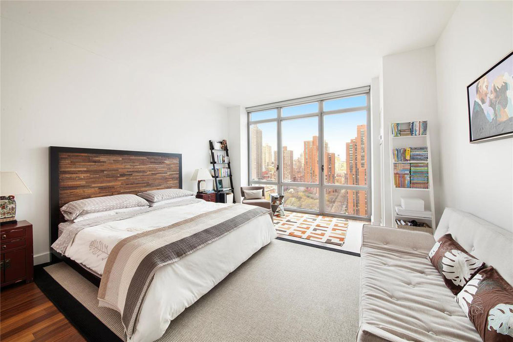 Suite parentale à la décoration simple et élégante avec une belle vue sur la ville belle chambre avec vue sur manhattan