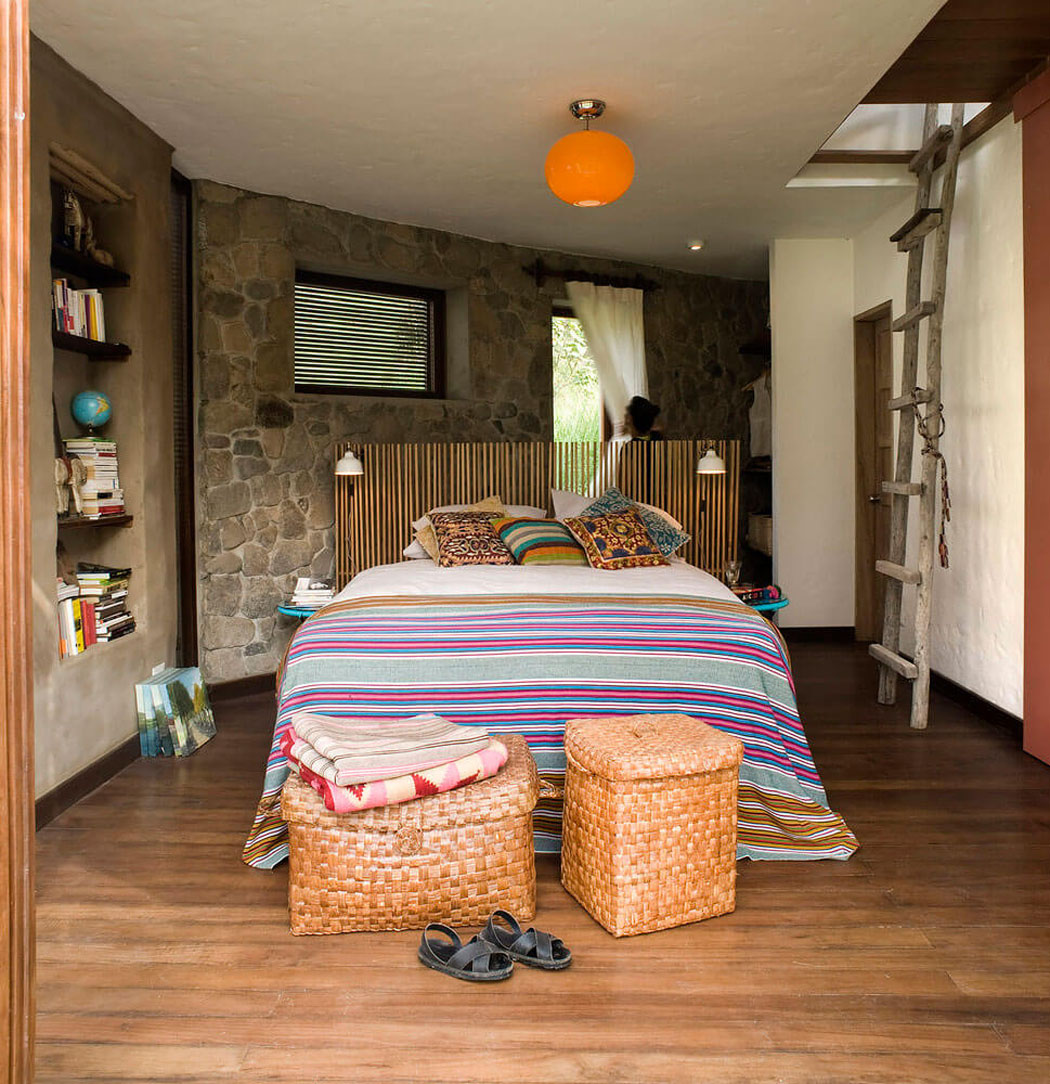 La partie inférieure de la maison rustique se compose de trois chambres à coucher chambre maitre déco design rustique éclectique