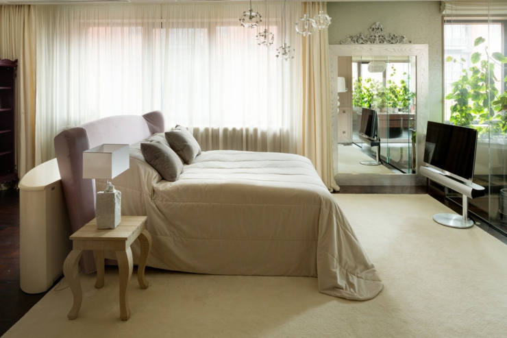 Chambre d’amis en blanc crème et beige décoration intérieur maison de luxe chambre d'amis