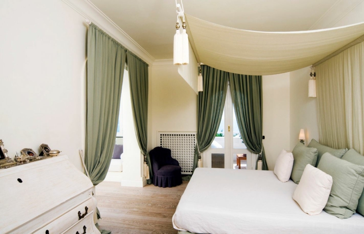 Une des chambres à coucher de cette villa de rêve chambre à coucher design deco luxe