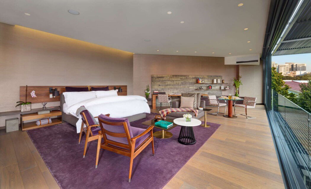 La suite des maitres avec l’accès vers sa propre terrasse et grande salle de bains privative ameublement design intérieur chambre principale maison de prestige