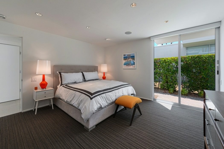 Chambre spacieuse avec sa propre salle de bains chambre grande meublée simplement