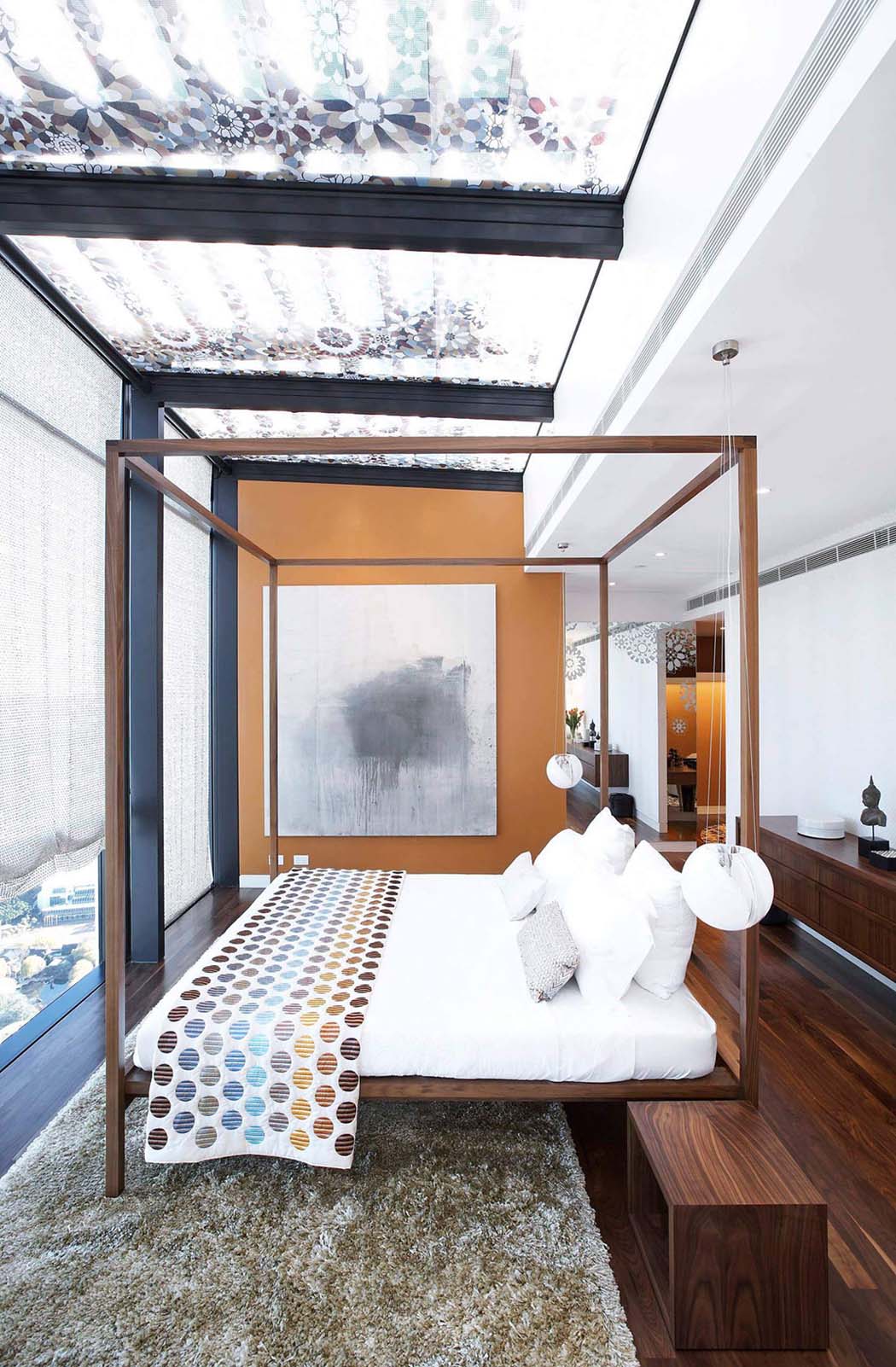 La suite des maitres profitant d’un incroyable panorama sur les gratte-ciels de la ville lit à baldaquin chambre avec vue