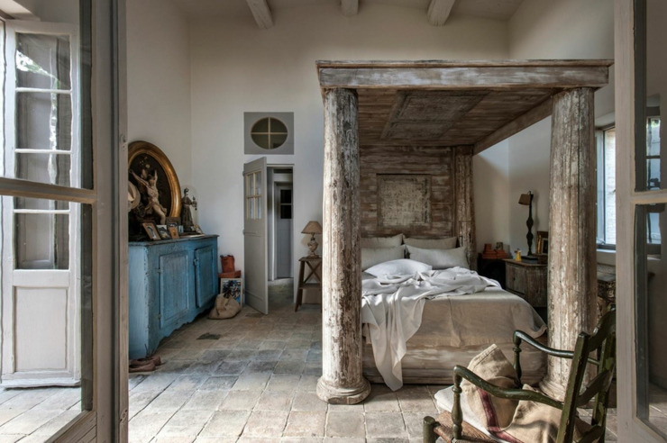 chambre originale au lit couvert