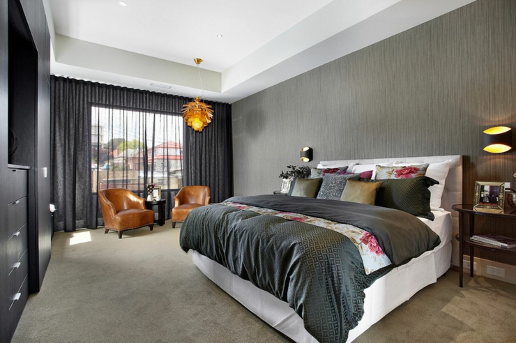 La chambre supplémentaire d’amis dans des tons sombres maison originale design sombre