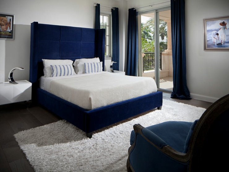 chambre d'ami lit double en blanc et bleu
