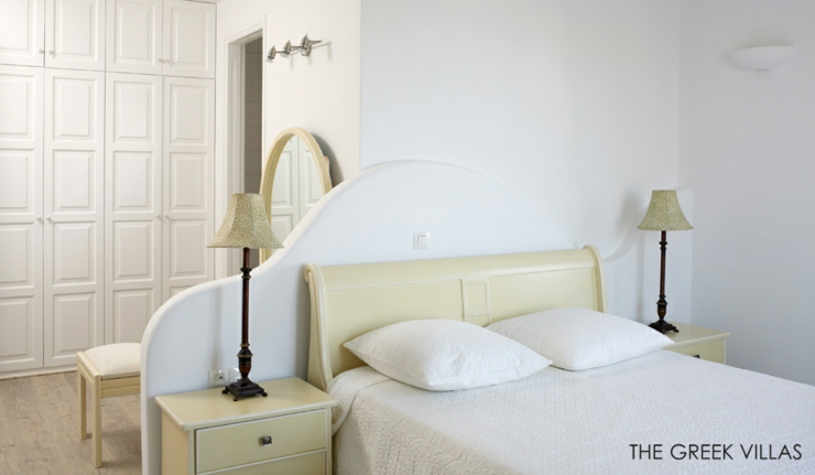 Intérieur minimaliste et simple en blanc chambre à coucher épuré villa de vacances