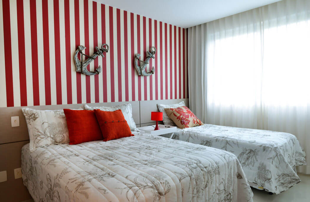 Le même thème maritime est décliné en rouge dans cette chambre aux lits séparés chambre d'ami décoration maritime marine villa de vacances