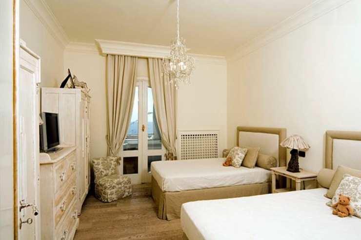 Chambre des enfants à la décoration en beige et blanc chambre d'enfants résidence secondaire