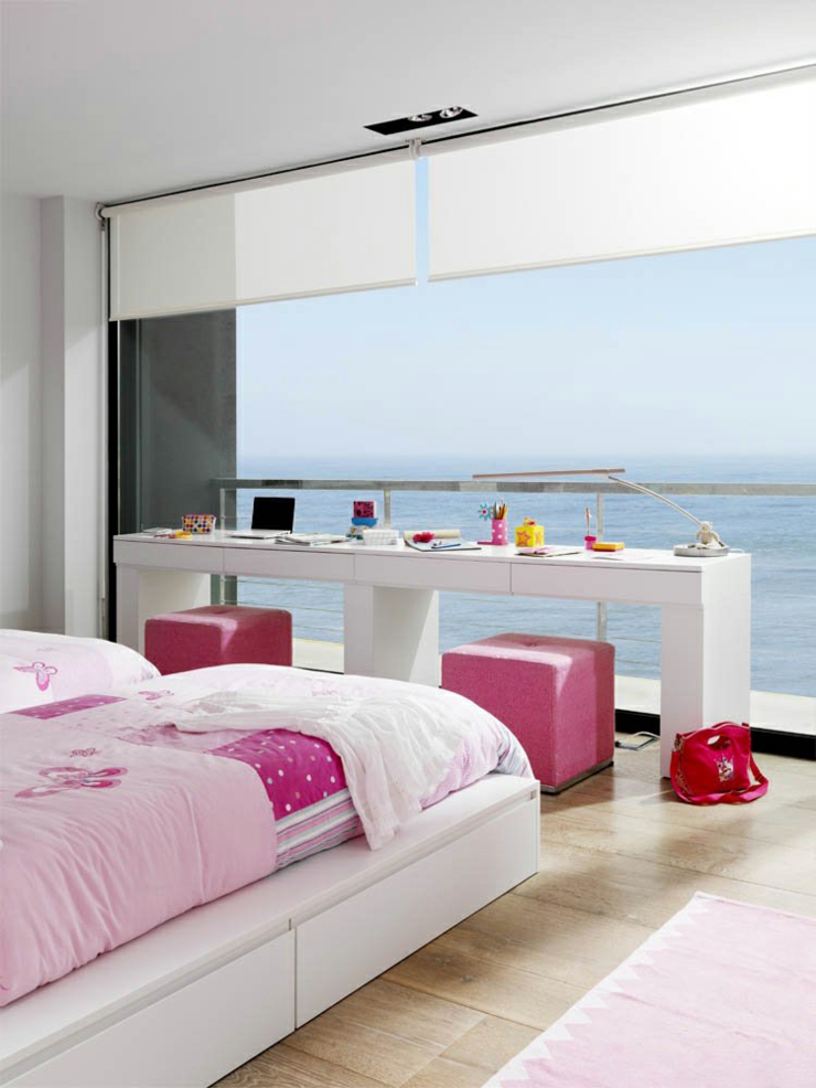 Une des chambres de cette villa de vacances avec vue sur mer chambre design déco rose vue sur mer