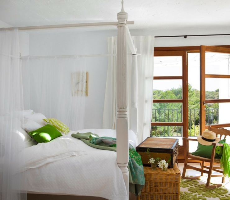 chambre lit badaquin blanc villa rustique ibiza