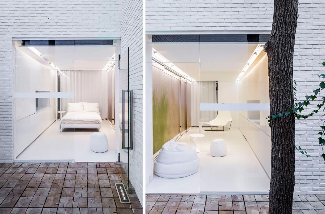La chambre et l’espace multimédia/ bureau donnent sur un petit patio bien sympa pavés patio appartement citadin design minimaliste
