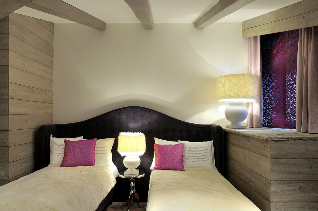 Petite chambre aux lits séparés avec une seule et même tête de lit petite chambres enfants lits séparés déco rustique
