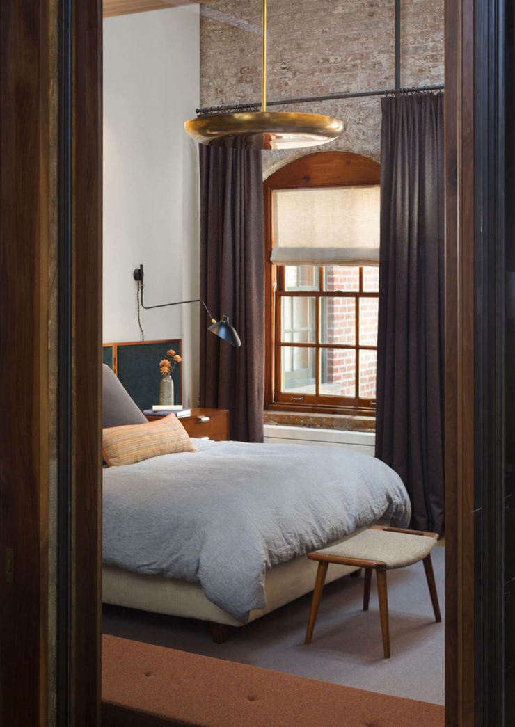 Chambre à coucher pas très grande de ce loft industriel chambre à coucher loft design brut