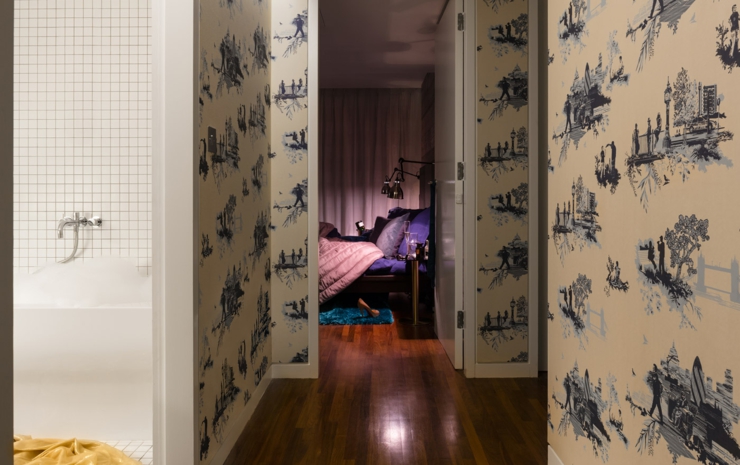 couloir décoré aux papiers peints à motifs