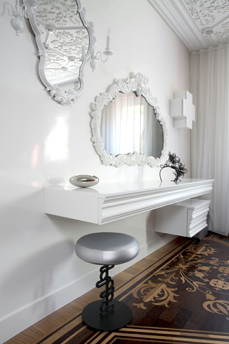 Le blanc est la couleur prédominante de cette belle demeure table de toilette luxe prestige design blanc
