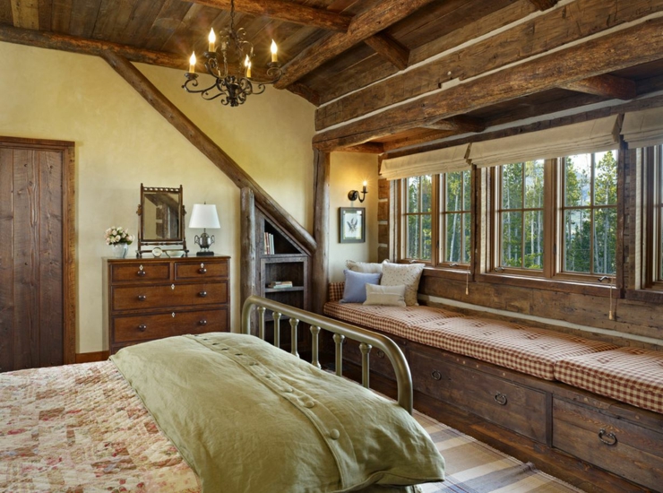 Une chambre dans les combles avec banc aménagé sous les fenêtres chambre rustique maison motagne