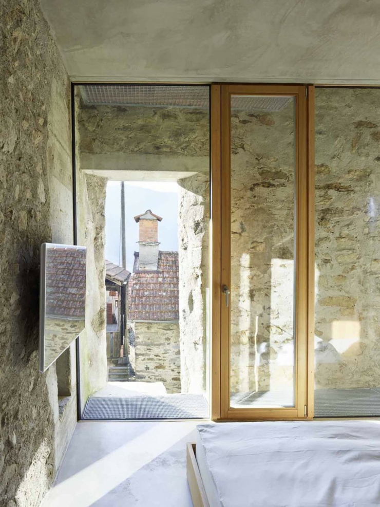Chambre à coucher avec double paroi en verre parois en verre maison rustique