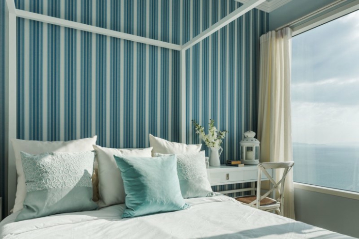 Une chambre avec lit double très lumineuse et vue sur la mer chambre à coucher luxe appartement