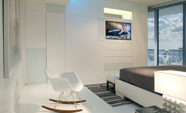 Appartement de luxe avec vue exotique sur l’eau chambre design blanc élégant