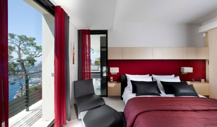 Chambre d'amis en rouge vue sur méditerranée