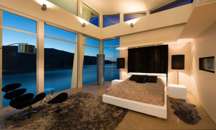 Une des nombreuses chambres à coucher avec un beau panorama chambre vue sur lac
