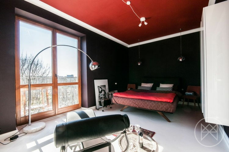 Spacieuse chambre à coucher avec vue sympa sur la ville appartement moderne chambre en rouge