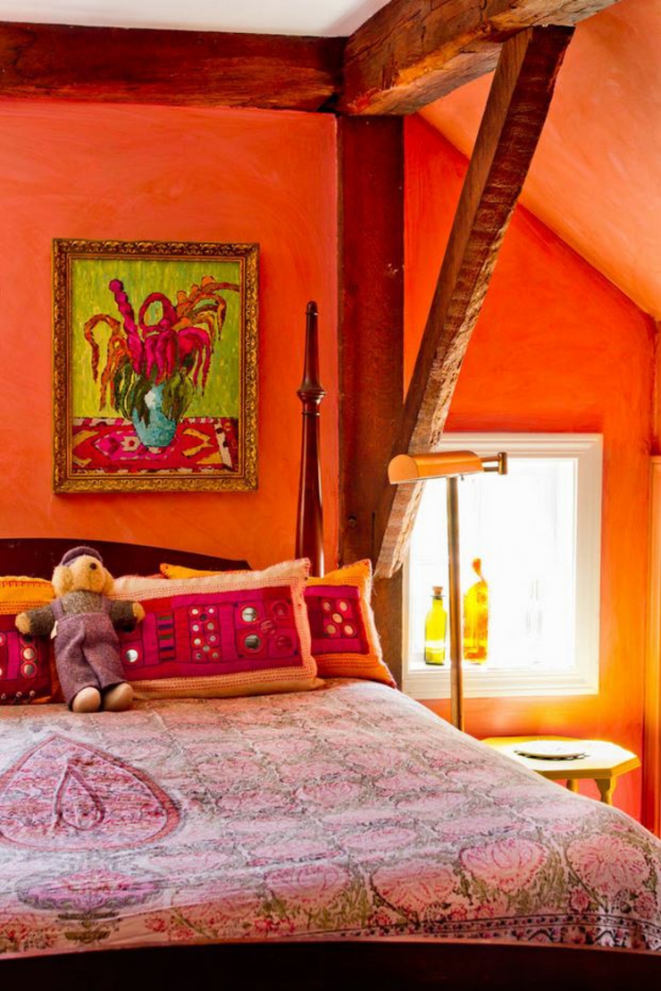 Chambre à coucher à l’intérieur éclectique en rouge chambre rustique en rouge