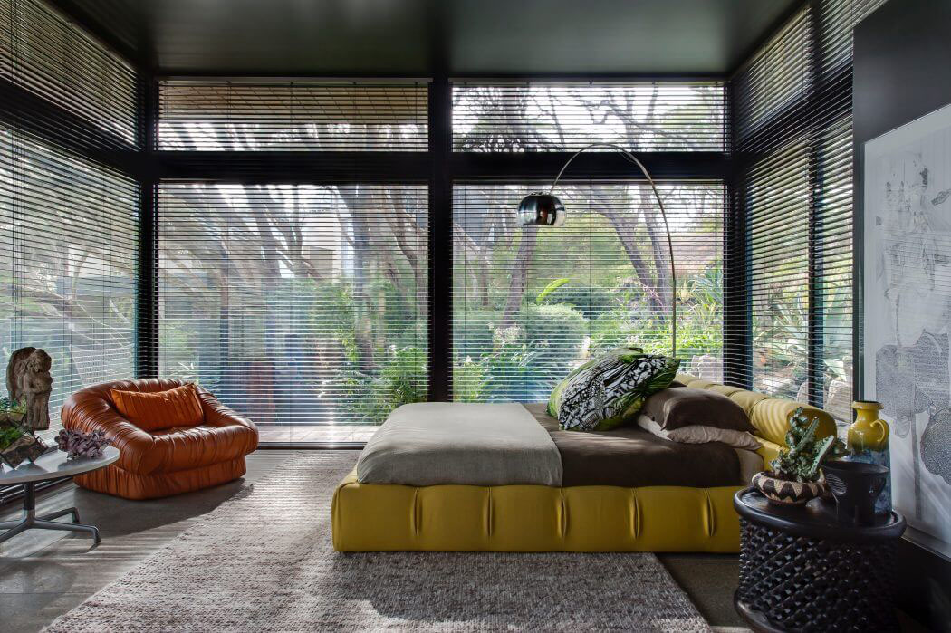 Une extension vitrée transformée en chambre principale a été ajoutée à la résidence chambre des parents véranda maison citadine familiale