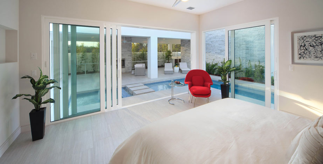 La chambre du maitre claire et lumineuse offrant un accès directe vers l’eau Suite des parents de cette belle maison d'architecte