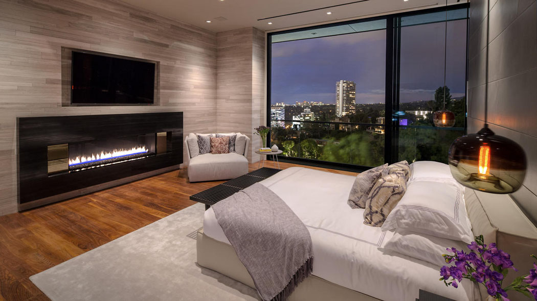 Une des quatre chambres à coucher de cette résidence de grand standing suite chambre à coucher avec vue sur la ville
