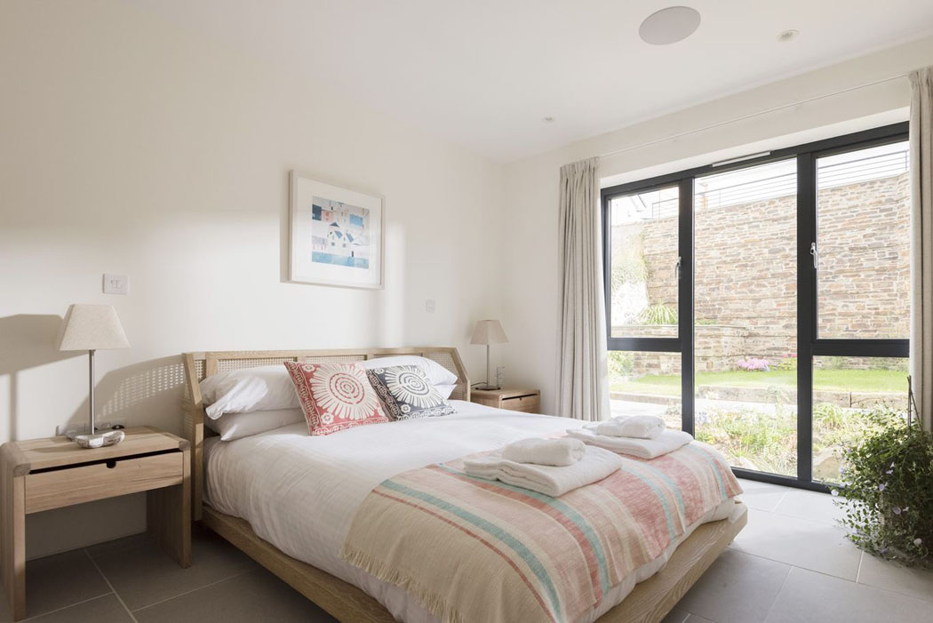 une chambre moderne minimaliste design élégant location de vacances cornwall