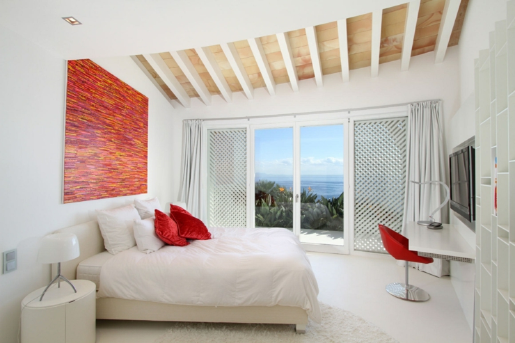 Une des six chambres à coucher de cette belle villa de luxe chambre à coucher balcon vue mer