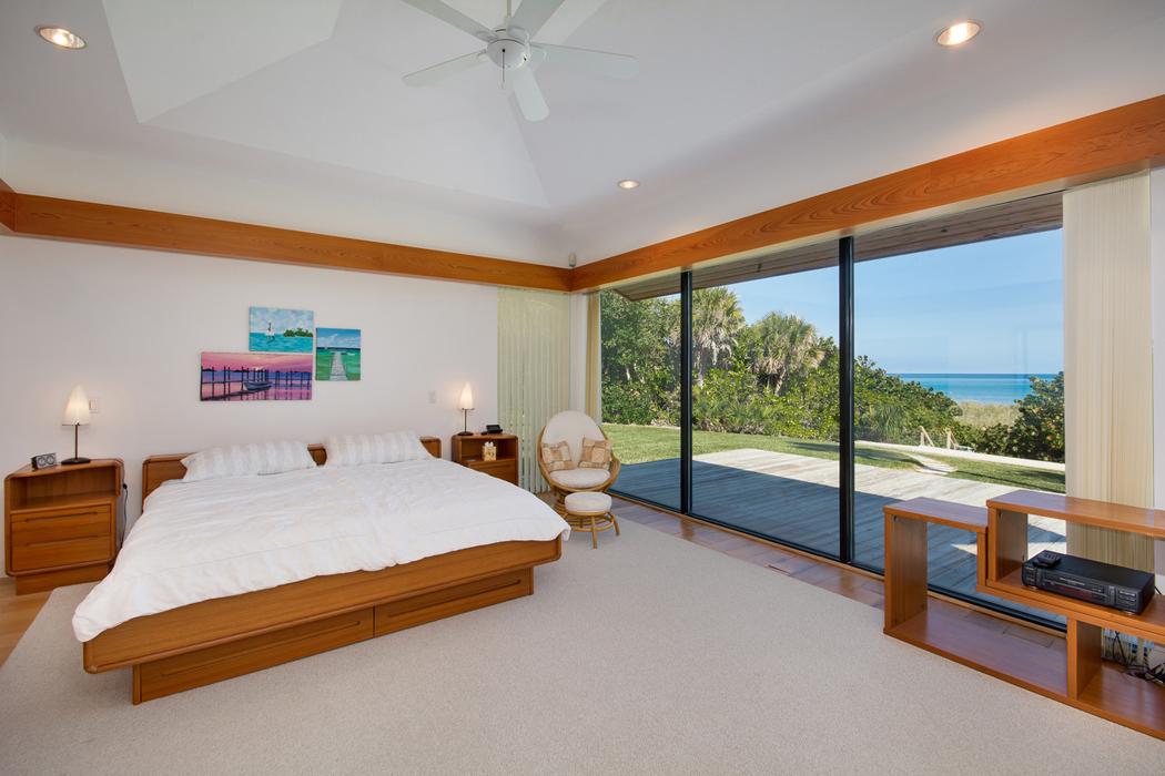 Vaste suite au rez-de-chaussée avec grande baie vitrée et passage vers la plage suite baie vitrée vue sur plage